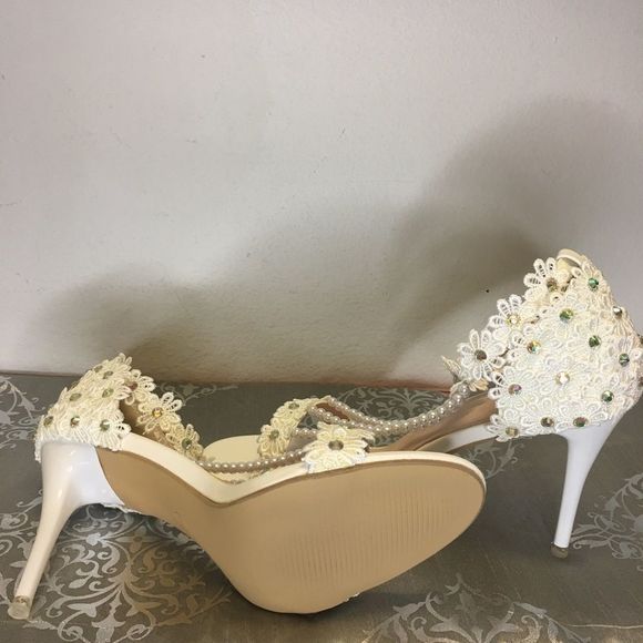 NWOT Crystal Queen Lace, Pearl, and Rhinestone Bridal Heel - Picture 5 of 5